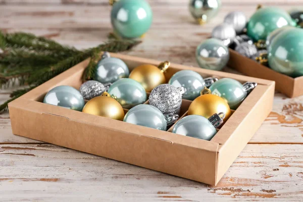 Caja Con Hermosas Bolas Navidad Mesa Imágenes De Stock Sin Royalties Gratis