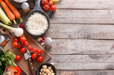 Kaynamış pirinç ve taze sebzelerle dolu bir kase.