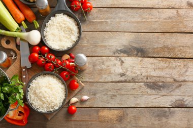 Kaynamış pirinç ve taze sebzeler masada.