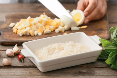 Masada pirinç güveci pişiren kadın, yakın plan.