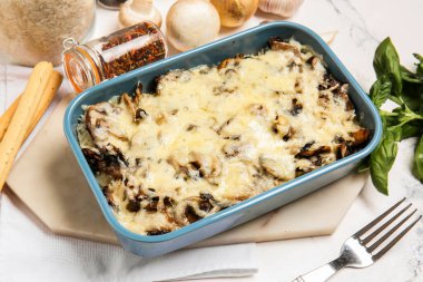 Beyaz arka planda lezzetli pirinç güveci ile pişirme yemeği.