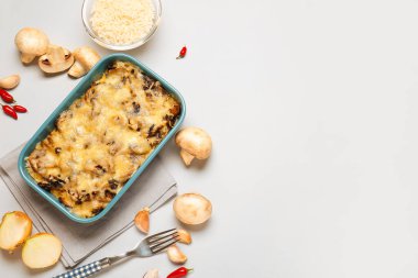 Hafif arka planda lezzetli pirinç güveci ile pişirme tabağı