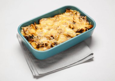 Hafif arka planda lezzetli pirinç güveci ile pişirme tabağı