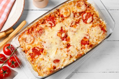 Masada lezzetli pirinç güveci ile pişirme tabağı