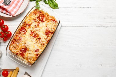 Masada lezzetli pirinç güveci ile pişirme tabağı