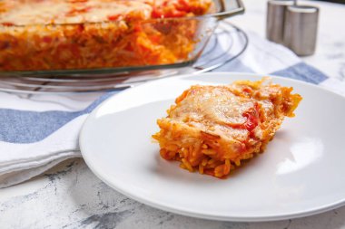 Tabakta lezzetli pirinç güveci var, yakın plan.