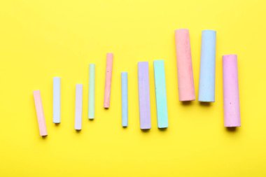 Renk arkaplanındaki renkli tebeşirler