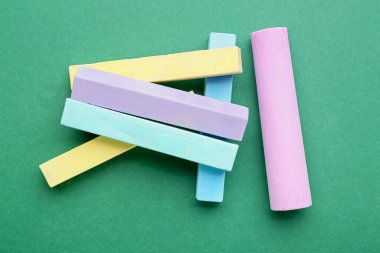 Renk arkaplanındaki renkli tebeşirler