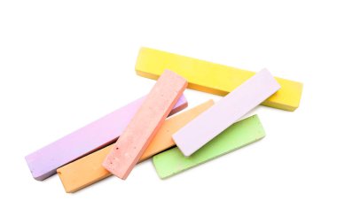 Beyaz arkaplanda renkli tebeşirler