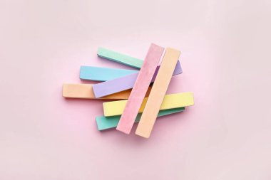 Renk arkaplanındaki renkli tebeşirler