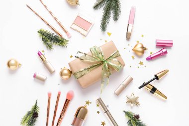 Beyaz arkaplanda makyaj malzemesi olan yeni yıl kompozisyonu