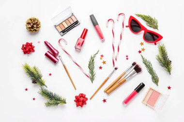 Beyaz arkaplanda makyaj malzemesi olan yeni yıl kompozisyonu