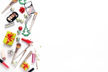 Beyaz arkaplanda makyaj malzemesi olan yeni yıl kompozisyonu