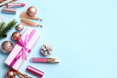 Renk arkaplanında makyaj malzemesi olan yeni yıl kompozisyonu