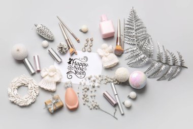 Gri arkaplanda makyaj malzemesi olan yeni yıl kompozisyonu