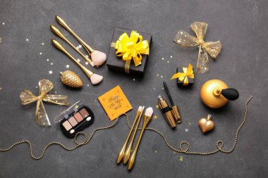 Koyu arkaplanda makyaj malzemesi olan yeni yıl kompozisyonu