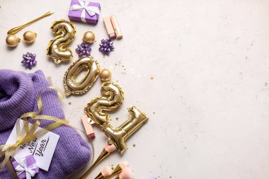 Makyajlı yeni yıl kompozisyonu ve beyaz arka planda giysileri