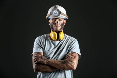 Karanlık arka planda madenci adam