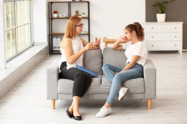 Ofiste genç bir kızla çalışan psikolog.