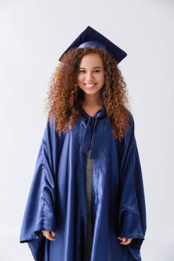 Hafif arkaplan üzerine mezun olan bayan öğrenci