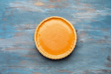 Ahşap zemin üzerinde lezzetli balkabağı turtası, üst manzara