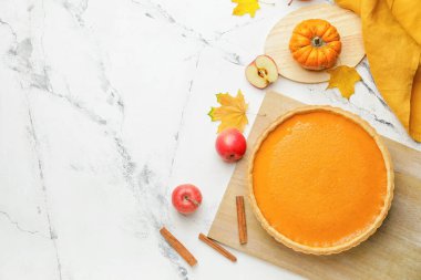 Hafif arkaplanda lezzetli balkabağı turtasıyla kompozisyon