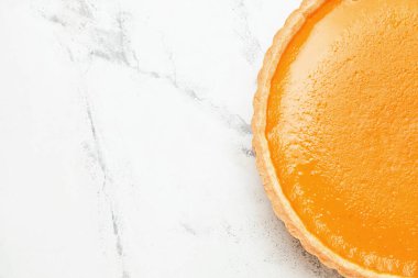 Hafif arka planda lezzetli balkabağı turtası, üst manzara