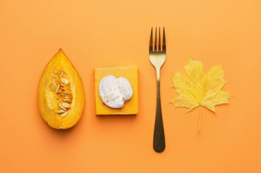 Renkli balkabağı turtası ve çatal.