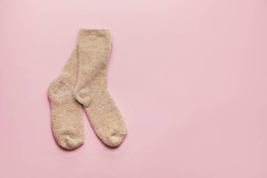 Açık renkli arka planda sıcak çoraplar