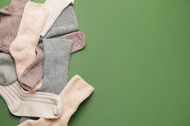 Renkli arka planda sıcak çoraplar