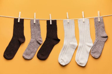 Renkli arka planda sıcak çoraplı ip