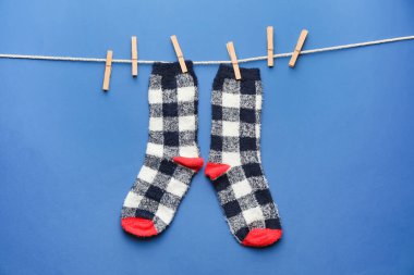 Renkli arka planda sıcak çoraplı ip