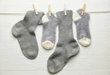 Beyaz arka planda sıcak çoraplı ip