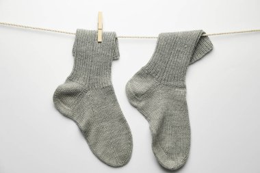 Beyaz arka planda sıcak çoraplı ip
