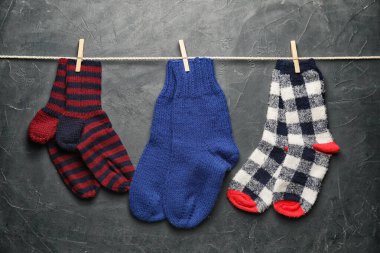 Koyu arka planda sıcak çoraplı ip