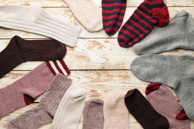 Ahşap arka planda sıcak çoraplardan yapılmış çerçeve