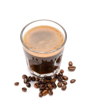 Beyaz arka planda bir bardak sıcak espresso