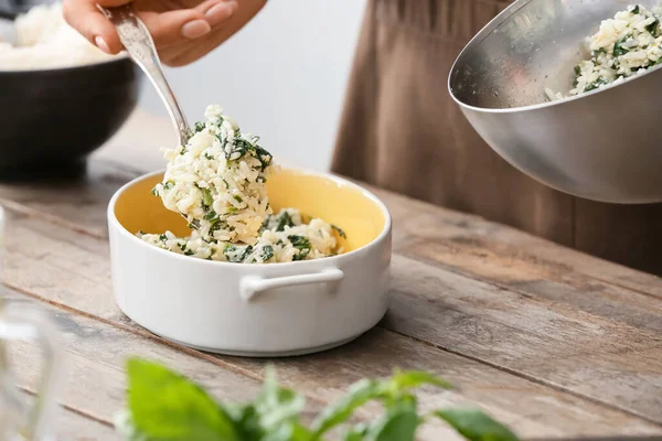 Mujer Cocinando Cazuela Arroz Mesa Primer Plano — Foto de Stock