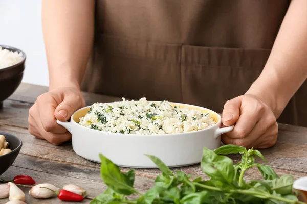 Vrouw Koken Rijst Ovenschotel Tafel Close — Stockfoto