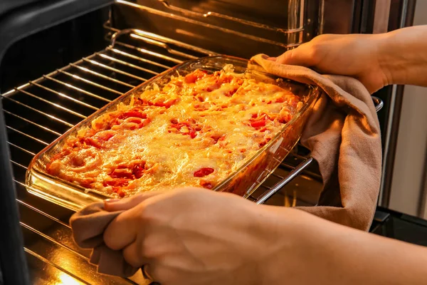 Vrouw Die Een Ovenschotel Met Lekkere Rijstschotel Uit Oven Haalt — Stockfoto