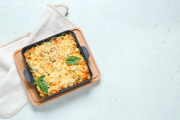 Prato Cozimento Com Caçarola Arroz Saboroso Fundo Branco — Fotografia de Stock