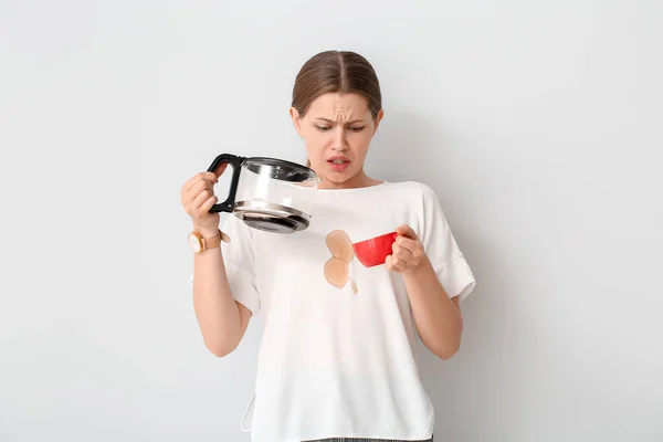 Jovem Estressada Com Manchas Café Sua Camiseta Fundo Branco — Fotografia de Stock