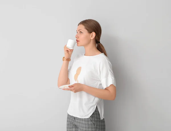 Young Woman Stains Her Shirt Drinks Coffee White Background — Stock Photo, Image