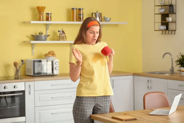 Jovem Estressada Com Manchas Café Sua Camiseta Cozinha — Fotografia de Stock