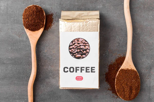 Packung Mit Kaffee Und Löffeln Auf Dunklem Hintergrund — Stockfoto