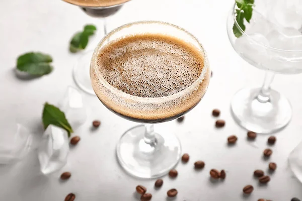 Glasögon Välsmakande Espresso Martini Cocktail Ljus Bakgrund — Stockfoto