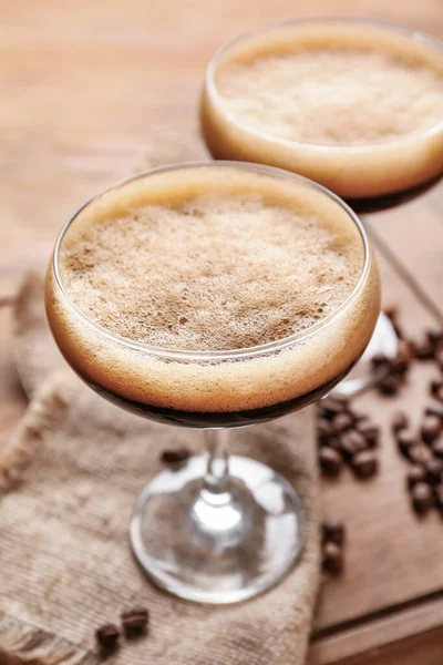 Dvě Skleničky Chutného Espresso Martini Koktejlu Dřevěné Desce — Stock fotografie