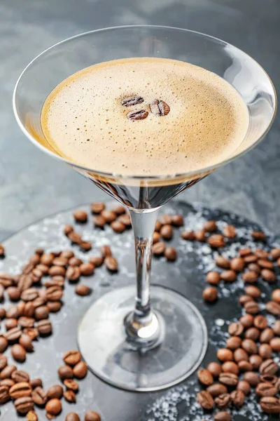 Sklenice Chutného Espresso Martini Koktejlu Kávových Zrn Stole — Stock fotografie