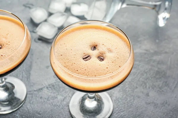 Dos Vasos Sabroso Espresso Martini Cóctel Cubitos Hielo Mesa — Foto de Stock