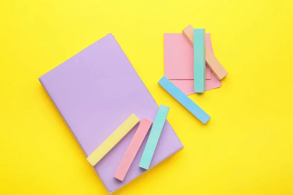 彩色粉笔的作文和彩色背景的笔记本 — 图库照片